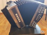 NOVA DIATONIČNA HARMONIKA PLOHL MODEL A MANO+ RC BASI C,F,B